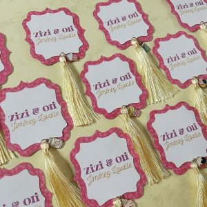 Tags rosados con borla amarilla